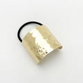 Élastique à cheveux doré avec plaque en métal martelé minimaliste pour queue de cheval - Forme U Martelée / Doré