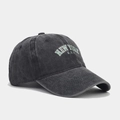 Detalle de gorra de béisbol vintage de algodón lavado con bordado New York USA de lado - Negro