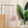 Detail van een roze pluche walvis sleutelhanger met metalen clip op houten standaard - Walvis / 18cm