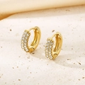 Détail de petites créoles dorées avec sertissage pavé de cristaux brillants sur pierre - Style Créoles Pavées (KE113382-KFC) / Or