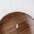 Collier minimaliste en titane doré avec pendentif lettre S en nacre blanche naturelle - Lettre S
