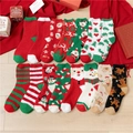 Calze natalizie in pile corallo con motivi festivi come Babbo Natale e renne in set regalo - Taglia unica / Solo Etichetta/Senza Scatola / Multicolore Misto