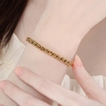 Pulsera de eslabones cubanos dorados para hombre y mujer en la muñeca con luz suave - Dorado