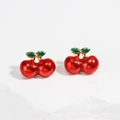 Dettaglio di orecchini a ciliegia rossi con foglie in smalto verde e stelo metallico dorato - Oro-Ciliegia