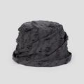Détail d'un chapeau bob en coton gris foncé avec des trous déchirés et bords effilochés - Gris