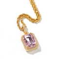 Macro-opname van hip-hop gouden ketting met vierkante roze edelsteen hanger en pavé zirkonia - Goud Roze Stijl