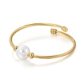 Brazalete de cuerda dorada con perla mostrado desde un ángulo de 45 grados - Dorado (KB116540-KFC)