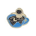 Emaille speld van astronaut in blauwe mok met gouden rand voor kledingdecoratie - Astronaut in koffiekopje (QHXZ1439)