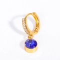 Pendiente de aro dorado con una piedra preciosa azul redonda y cristales brillantes - Septiembre (Azul Zafiro)