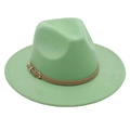 Détail d'un chapeau fedora vert clair en laine avec ruban en cuir brun et boucle dorée - Taille unique / Vert
