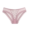 Slip in pizzo rosa pallido con cinturini incrociati e tulle a pois su sfondo bianco - M / Rosa