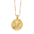 Elegante collana dorata con ciondolo rotondo lettera V e pavé di zirconi luminosi - Lettera V