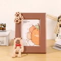 Brauner Bilderrahmen mit Capybara-Figur für Kinderzimmer und Schreibtisch Deko - Braun [Capybara Vertikal]