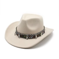 Détail de la bande ethnique avec breloques argentées sur un chapeau de cowboy en laine - M (56-58cm) / Blanc Cassé