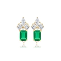 Dettaglio di orecchini dorati con pietre verde smeraldo e zirconi a taglio marquise - Zircone Verde