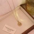 Collana vintage dorata con ciondolo a rosa e perla in un portagioie di legno - Bianco