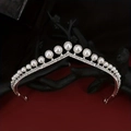 Eleganter silberner Braut-Tiara mit weißen Perlen und Kristallen auf dunklem Halter - Stil HG-087