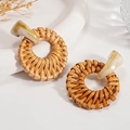 Dettaglio di orecchini boho in resina e rattan intrecciato su vassoio minimalista - Ago d'Argento - Bianco Tondo