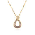 Dettaglio del ciondolo a goccia dorato con zircone viola e piccoli cristalli bianchi - Goccia d'Acqua Blu