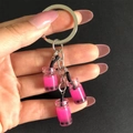 Llavero creativo de té de burbujas rosa con mini tazas de resina y líquido en anillo plata - Rosa Rojo