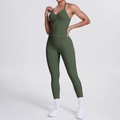 Detail eines dunkelgrünen Yoga-Sets mit V-Ausschnitt Top, Raffung und hoch taillierter Leggings - Olivgrün
