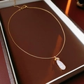 Dettaglio della collana placcata in oro con ciondolo a melanzana in calcedonio bianco - Oro (Placcato Oro Vero)