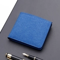 Portafoglio bifold da uomo in tela blu intenso con doppie cuciture e bordi neri - Blu
