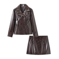 Ensemble pour femme en similicuir marron foncé brillant avec veste croisée et jupe - S / Brun Foncé