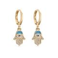 Détail de boucles d'oreilles Main de Fatma plaquées or avec émail bleu et oxydes de zirconium - Main de Fatma en Émail Bleu/Blanc
