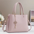 Borsa rosa con trama litchi, doppi manici e tracolla regolabile su fondo bianco - Viola
