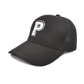 Klassieke zwarte mesh trucker pet met witte P-borduring gezien vanuit een hoek van 45 graden - M (56-58cm) / Zwart