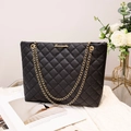 Sac cabas noir matelassé avec bandoulière chaîne dorée et logo Sumayeliy élégant - Noir