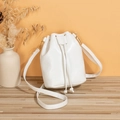 Bolso cubo de cuero PU blanco con herrajes dorados en mesa de madera para uso diario casual - Blanco