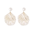 Boucles d'oreilles pétales en acrylique avec perles blanches et détails dorés - Style Coquille Or KC (10314)