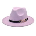 Dettaglio di un cappello fedora lilla con cintura nera e fibbia a catena dorata - Viola Taro