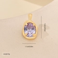 Detailansicht ovaler Goldanhänger mit lila Zirkon, zeigt 1,4 cm Höhe und 1,1 cm Breite - Gold/Lila Zirkonia