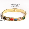 Gros plan d'un bracelet en acier doré de 8mm de large avec des pierres rectangulaires - Bracelet Jonc Or avec Pierres Précieuses Carrées Multicolores (Style 11)
