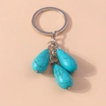 Dettaglio di un portachiavi argento con tre ciondoli a goccia color turchese marmorizzato - Goccia d'acqua