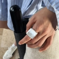 Detailansicht des matt silbernen quadratischen Siegelrings mit gebürsteter Textur - Silberner Gebürsteter Quadratischer Ring