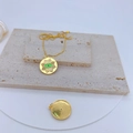 Detail van vergulde zonnestraal hanger met groen boze oog en ingelegde zirkonia - Groene Straal Zon Oog