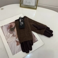 Detailansicht dunkelbrauner Kunstfellhandschuhe mit Touchscreen-Funktion - Kaffeebraun