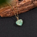 Detalle del colgante de corazón de aventurina verde envuelto en alambre de oro natural - Con Cadena / Aventurina Verde