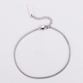 Dettaglio della catena a serpente quadrata argentata con chiusura a moschettone e targhetta - Bracciale / 16+3cm / Color Acciaio