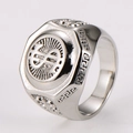 Detalle de anillo de acero inoxidable plateado con signo de dólar y patrón de greca griega - Talla 8 / Color Acero