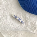 Dettaglio macro dell'elegante motivo in porcellana blu e bianca su un fermaglio per capelli - Fermaglio a molla corto