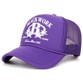 Vista de detalle de gorra trucker morada con malla transpirable y estampado retro suave - Morado