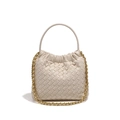 Geflochtene Eimer-Handtasche aus cremefarbenem Leder mit goldenem Kettenriemen für Damen - Sandfarben