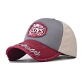 Détail d'une casquette en coton color-block avec écusson GUYS et effets de bord usés - Réglable / Gris Bicolore
