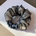 Eleganter Netz-Haargummi mit lila Blumenperlen und grauer Organza-Struktur für Haare - Silbergrau