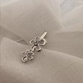 Dettaglio del fermaglio per capelli a fiore in argento con petali vuoti e strass lucidi - Design a Petalo Cavo / Argento